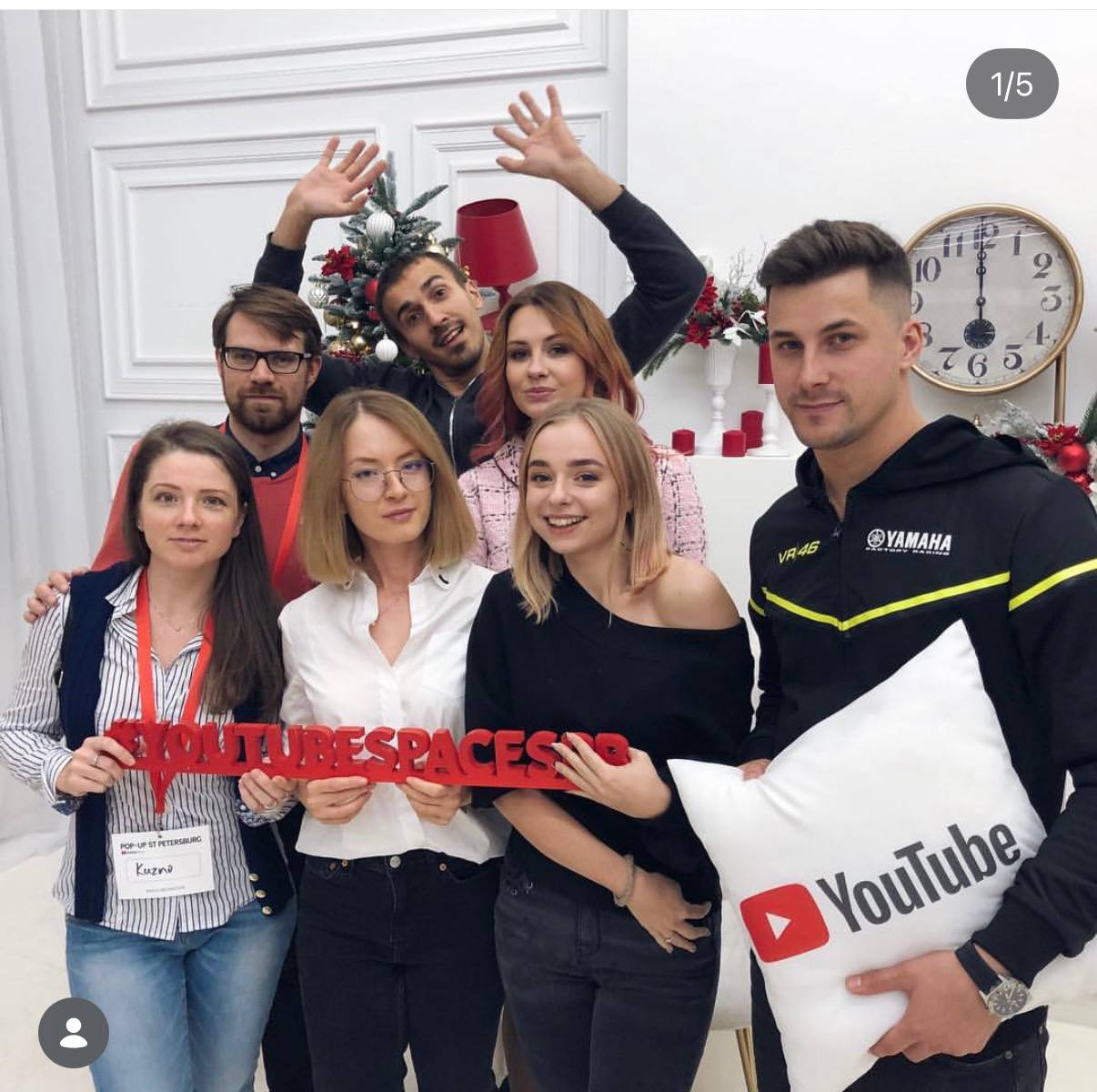 Team riunito durante un progetto YouTube